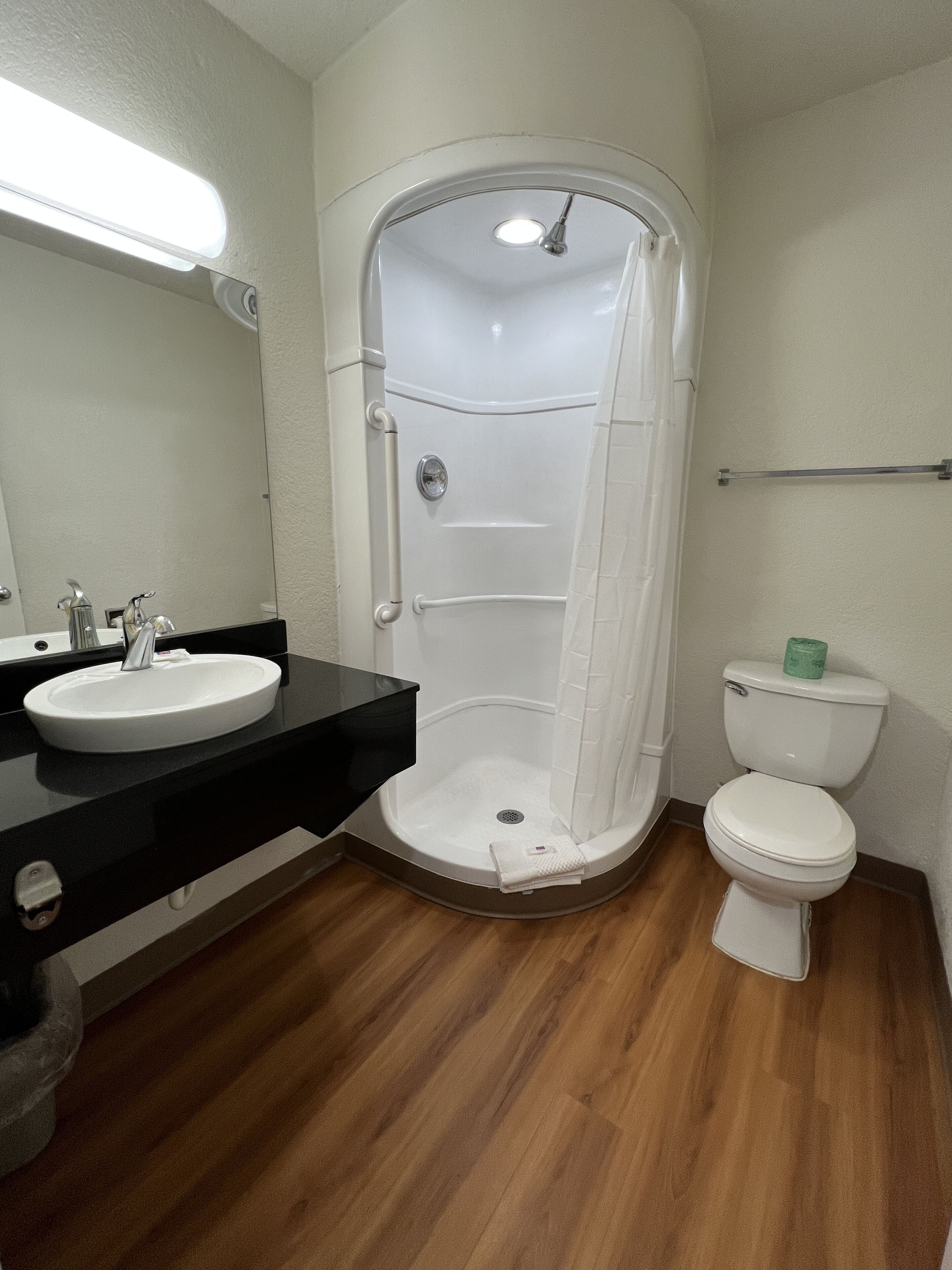 Dusj, hårføner, håndklær og såpe