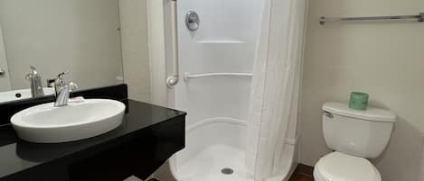 Dusj, hårføner, håndklær og såpe