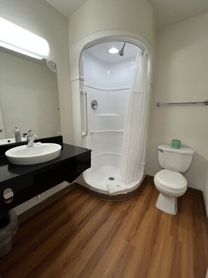 Shower, hair dryer, towels, soap - Motel 6 Longview, TX (Longview)