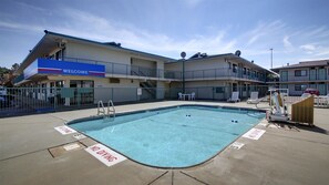 Outdoor pool - Motel 6 Sioux Falls Sd (Sioux Falls)