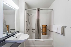 Shower, towels - Motel 6 Billings, MT - South (Billings)