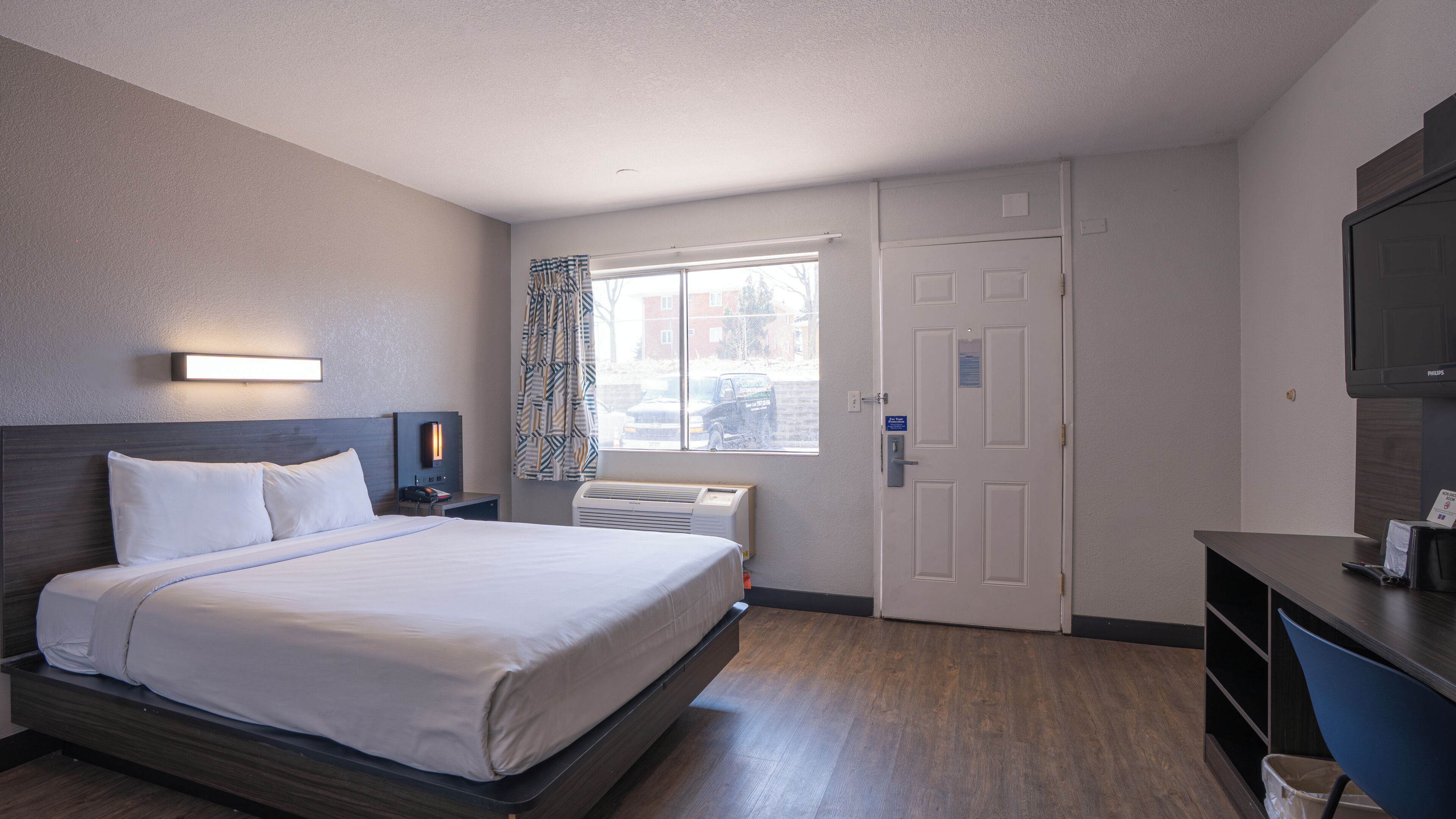 Standard Room, 1 King Bed, Non Smoking | Free WiFi, bed sheets