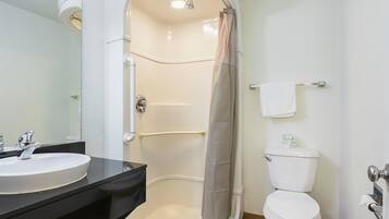 Combined shower/tub, towels