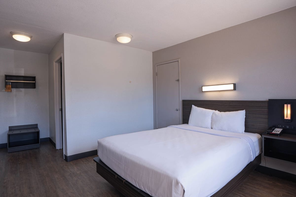 Standard Room, 1 King Bed, Non Smoking | Free WiFi, bed sheets