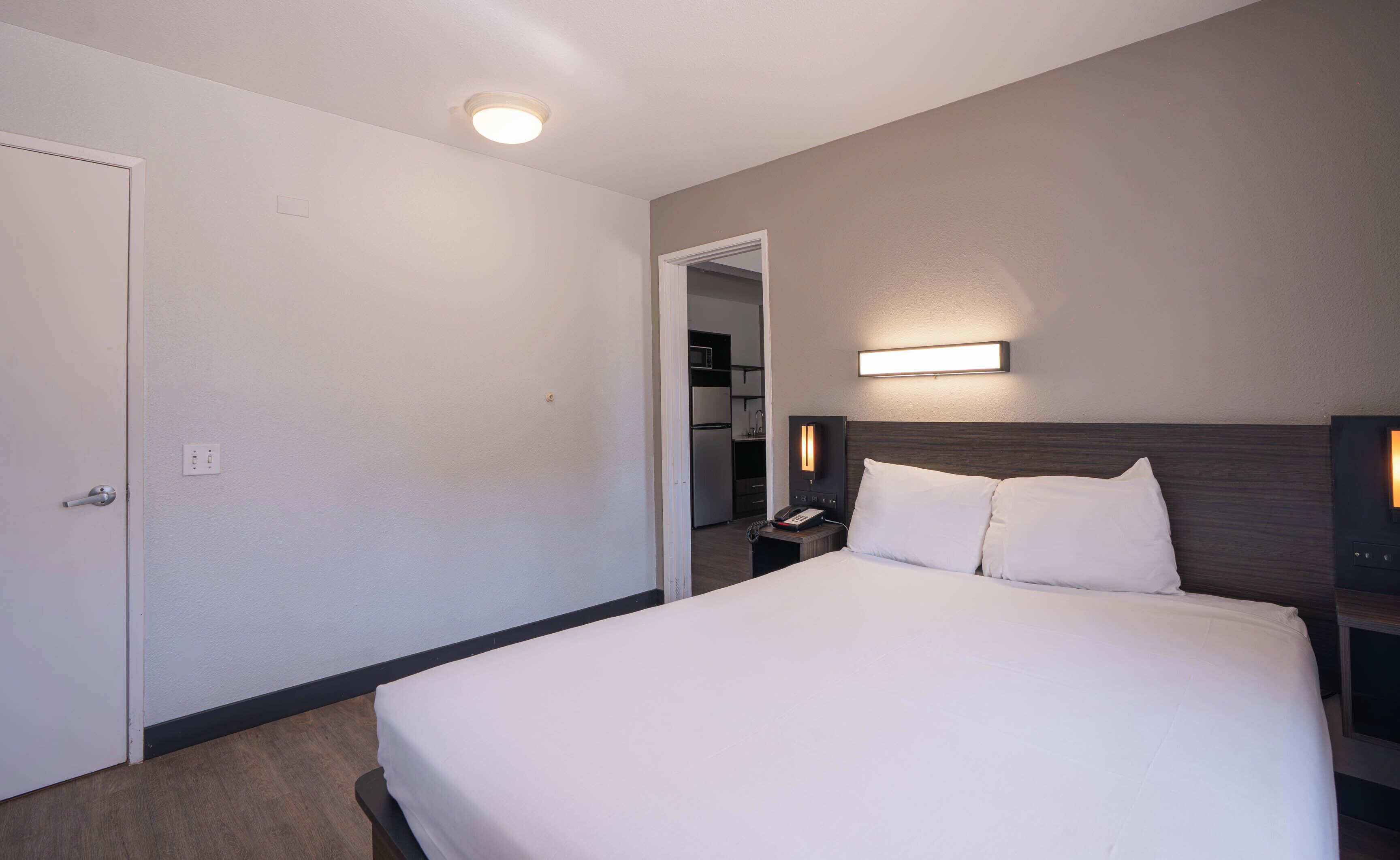Standard Room, 1 King Bed, Non Smoking | WiFi (free), bed sheets