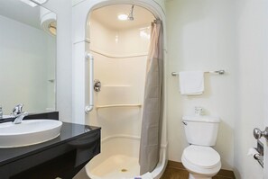 Combined shower/tub, towels - Motel 6 Rochester, MN (Rochester)