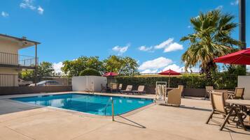 季节性开放的室外游泳池,池畔遮阳伞,日光浴躺椅