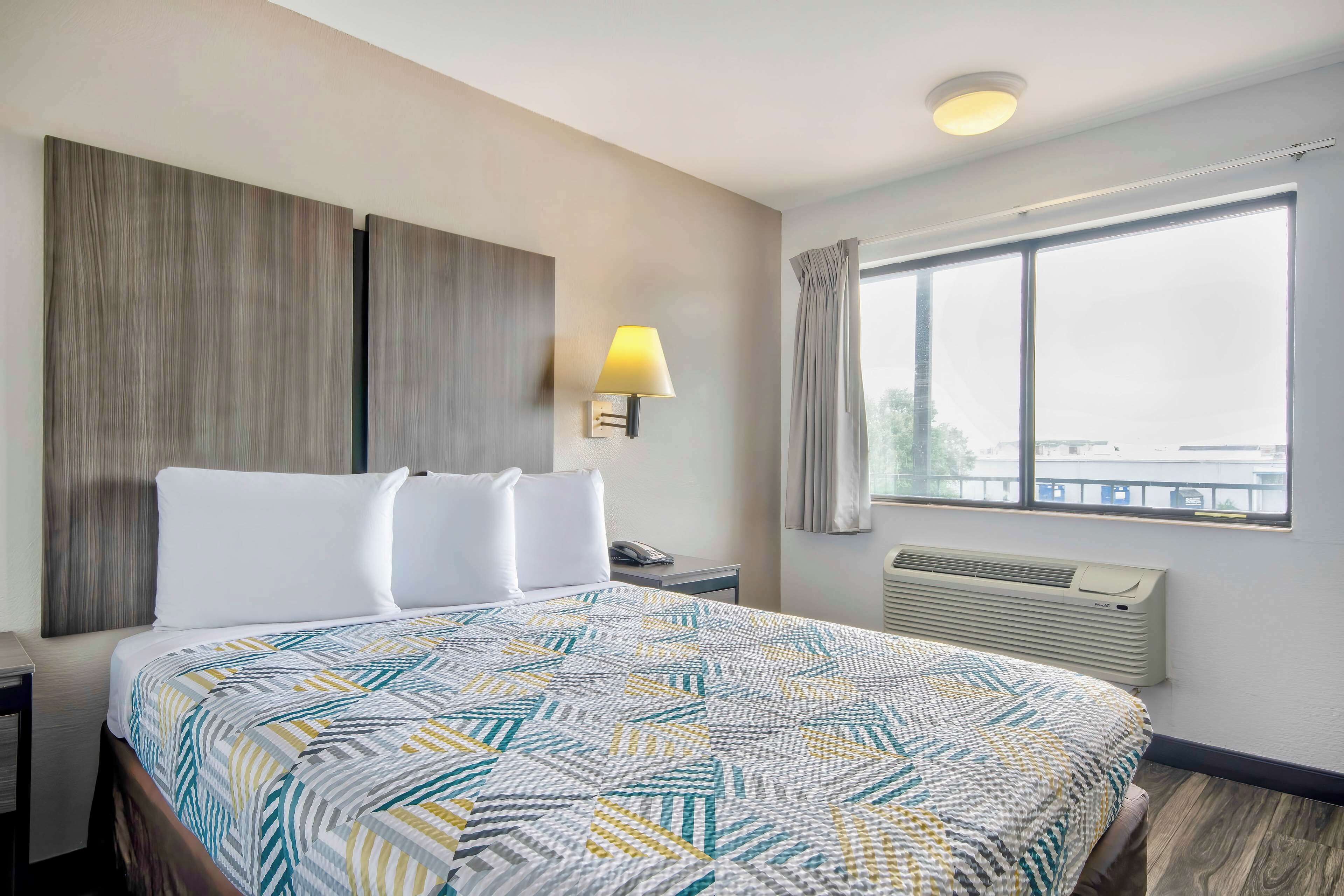 Escrivaninha, cortinas blackout, Wi-Fi de cortesia, roupa de cama