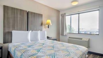 Escrivaninha, cortinas blackout, Wi-Fi de cortesia, roupa de cama