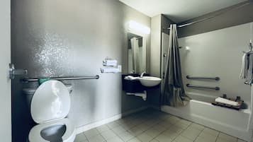 Combined shower/tub, rainfall showerhead, towels