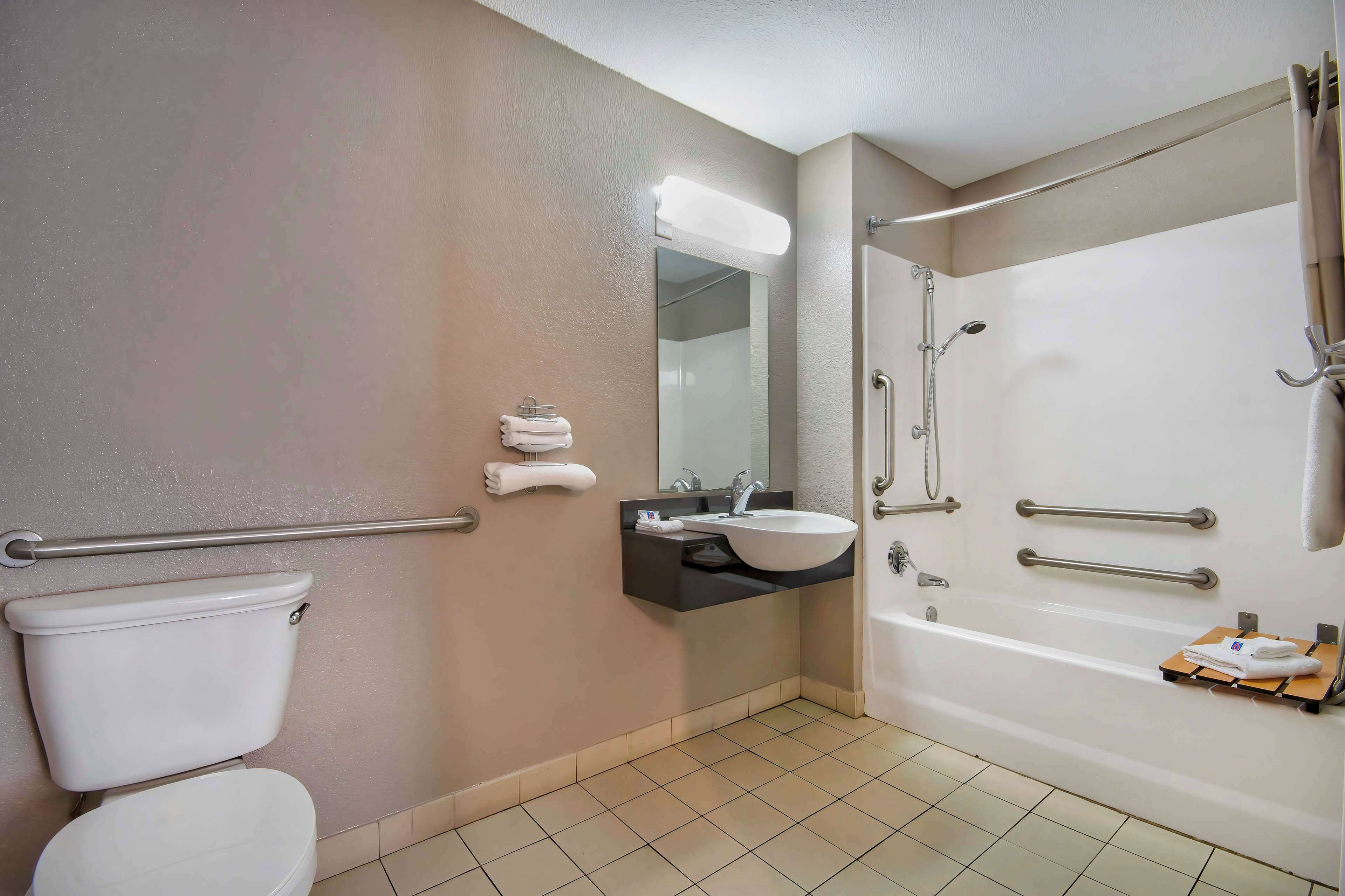 Un baño con inodoro, lavamanos y bañera.
