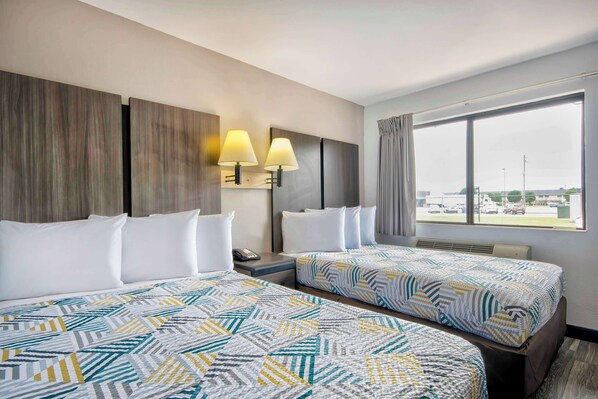 Työpöytä, pimennysverhot, ilmainen Wi-Fi, vuodevaatteet