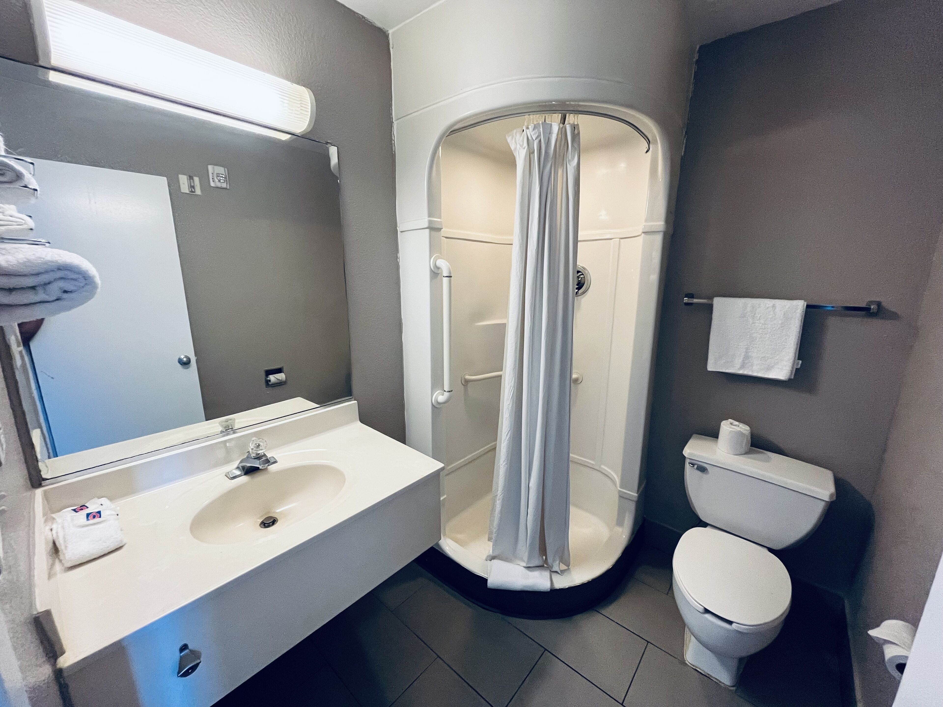 وحدات دش مع أحواض استحمام، دُش غزير، مناشف