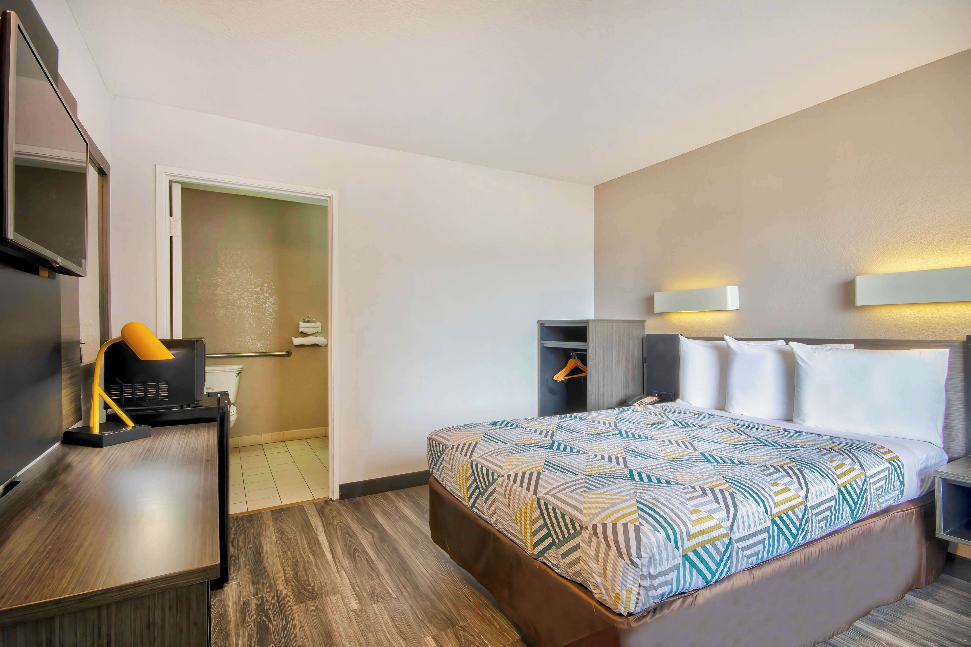 書桌、遮光窗簾/窗簾、免費 Wi-Fi、床單