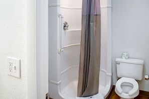 Combined shower/bathtub, towels