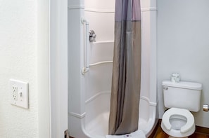 Combined shower/bathtub, towels