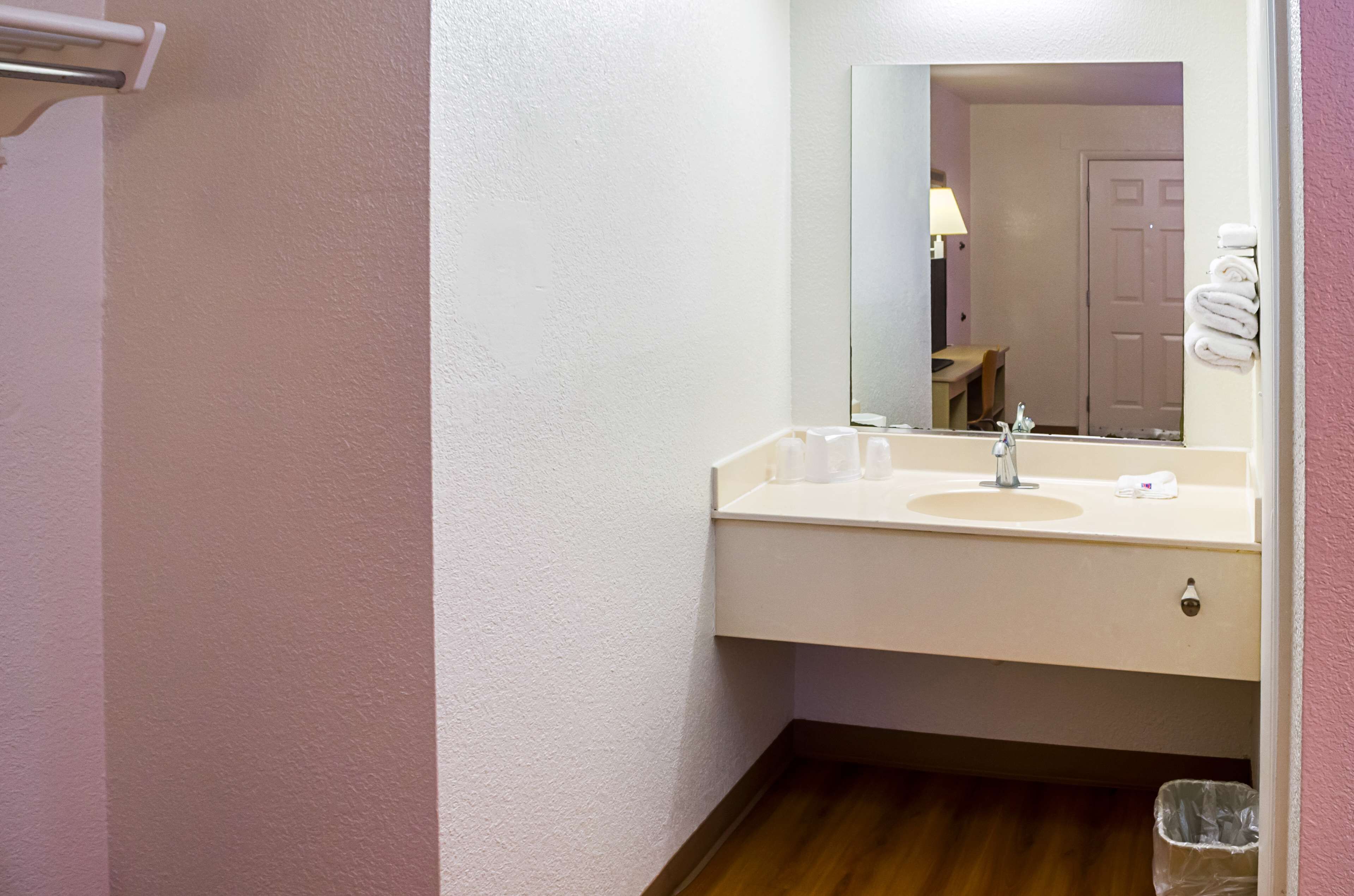 Combined shower/bathtub, towels