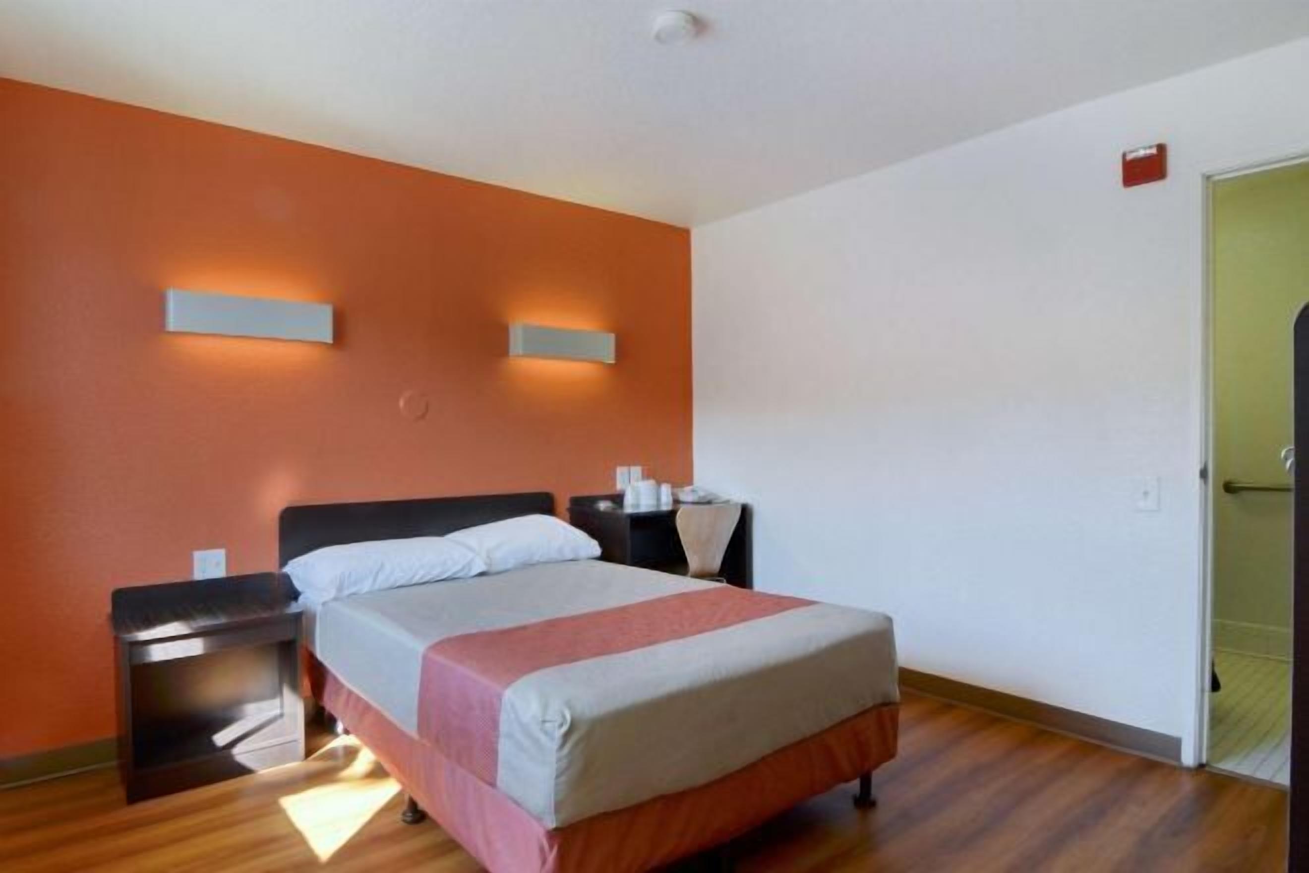 WiFi (無料)、ベッドシーツ