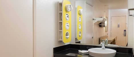 Combined shower/tub, towels