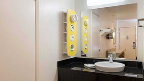 Kombinasi shower/bathtub dan handuk