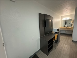 Minibar, free WiFi, bed sheets