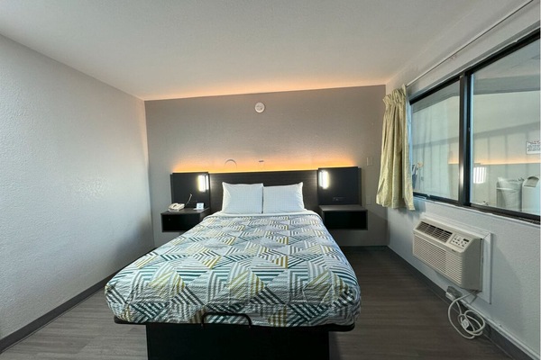 Minibar, free WiFi, bed sheets