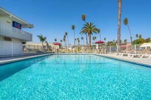 Una piscina al aire libre