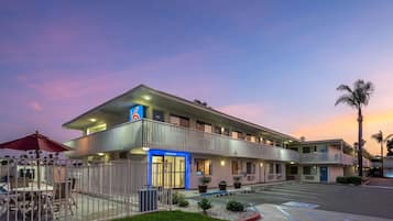 Voorkant accommodatie - avond/nacht