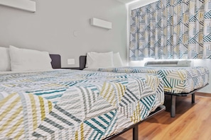 Deluxe-Zimmer, 2 Doppelbetten, Nichtraucher, Kühlschrank | Bettwäsche, Rollstuhlgeeignet
