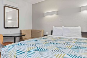 Bed sheets, wheelchair access - Motel 6 Ventura, CA - Beach (Ventura)