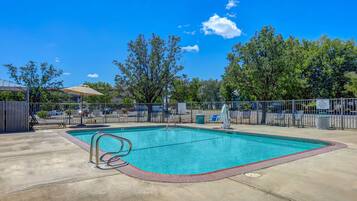 Una piscina al aire libre de temporada
