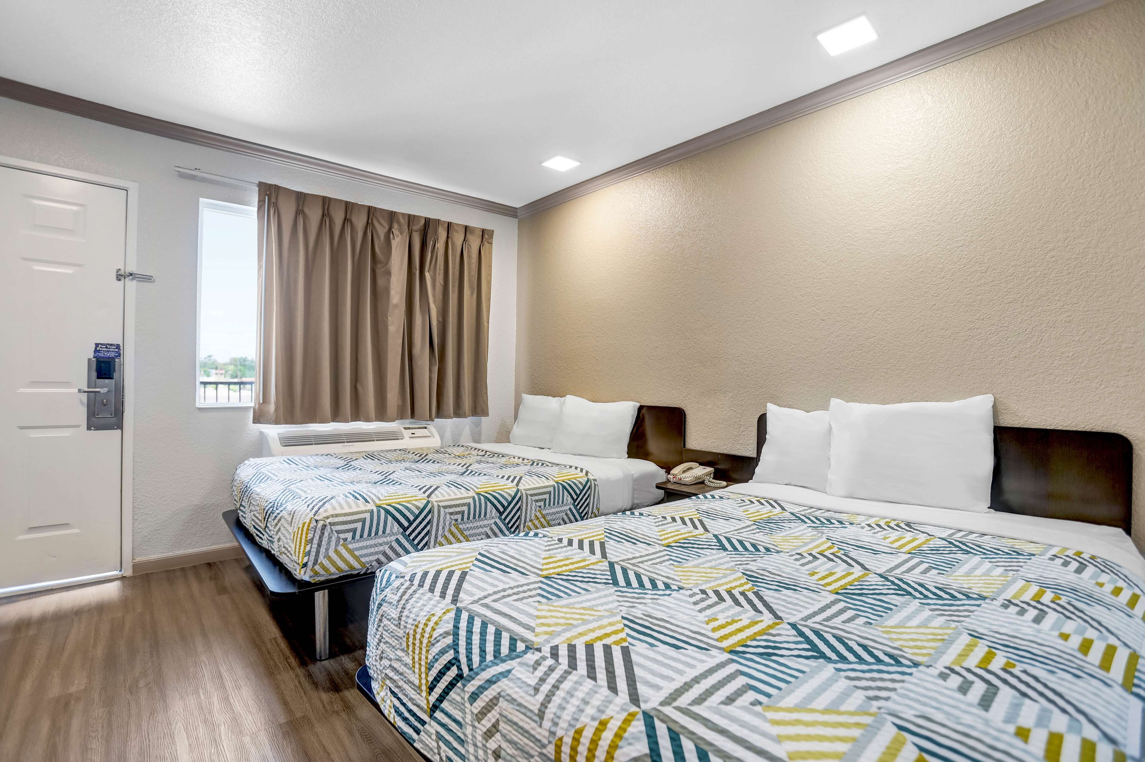 واي فاي مجانًا وملاءات أسرّة