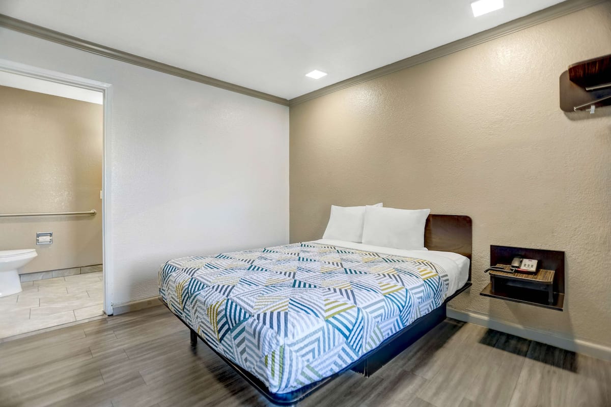 Standard Room, 1 Double Bed, Accessible, Non Smoking | Free WiFi, bed sheets