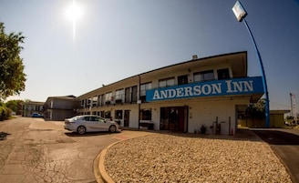 Un edificio de dos pisos con un letrero que dice 'Anderson Inn'.