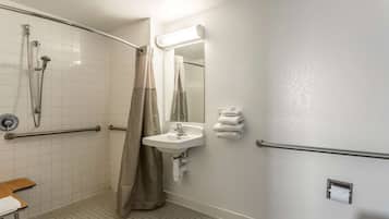 Un baño con ducha, lavabo e inodoro.