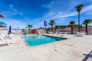 Outdoor pool - Motel 6 Needles, CA (Needles)