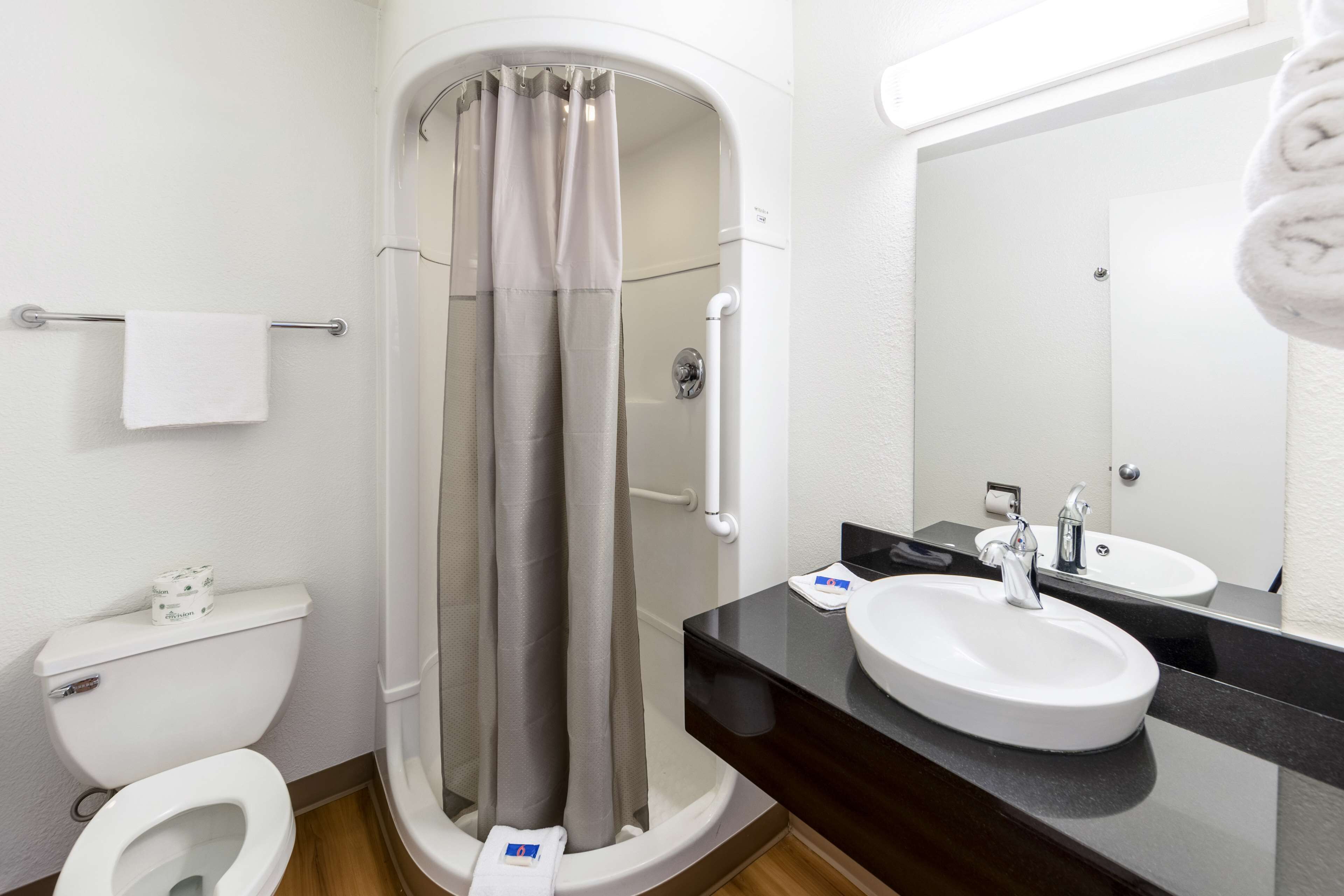 Combined shower/bathtub, towels