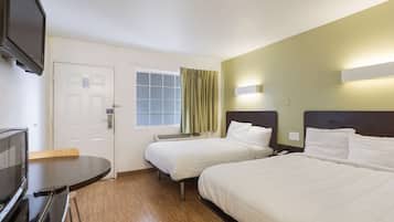 Habitación, 2 camas dobles, fumadores | Tabla de planchar con plancha, wifi gratis, ropa de cama
