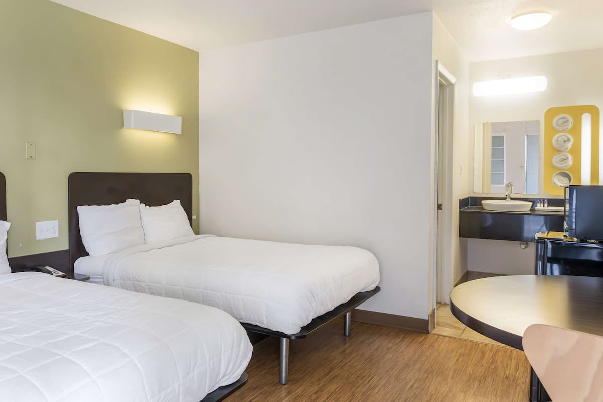 Tabla de planchar con plancha, wifi gratis, ropa de cama