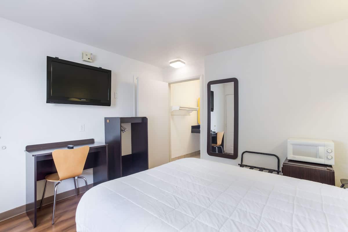 Tabla de planchar con plancha, wifi gratis, ropa de cama