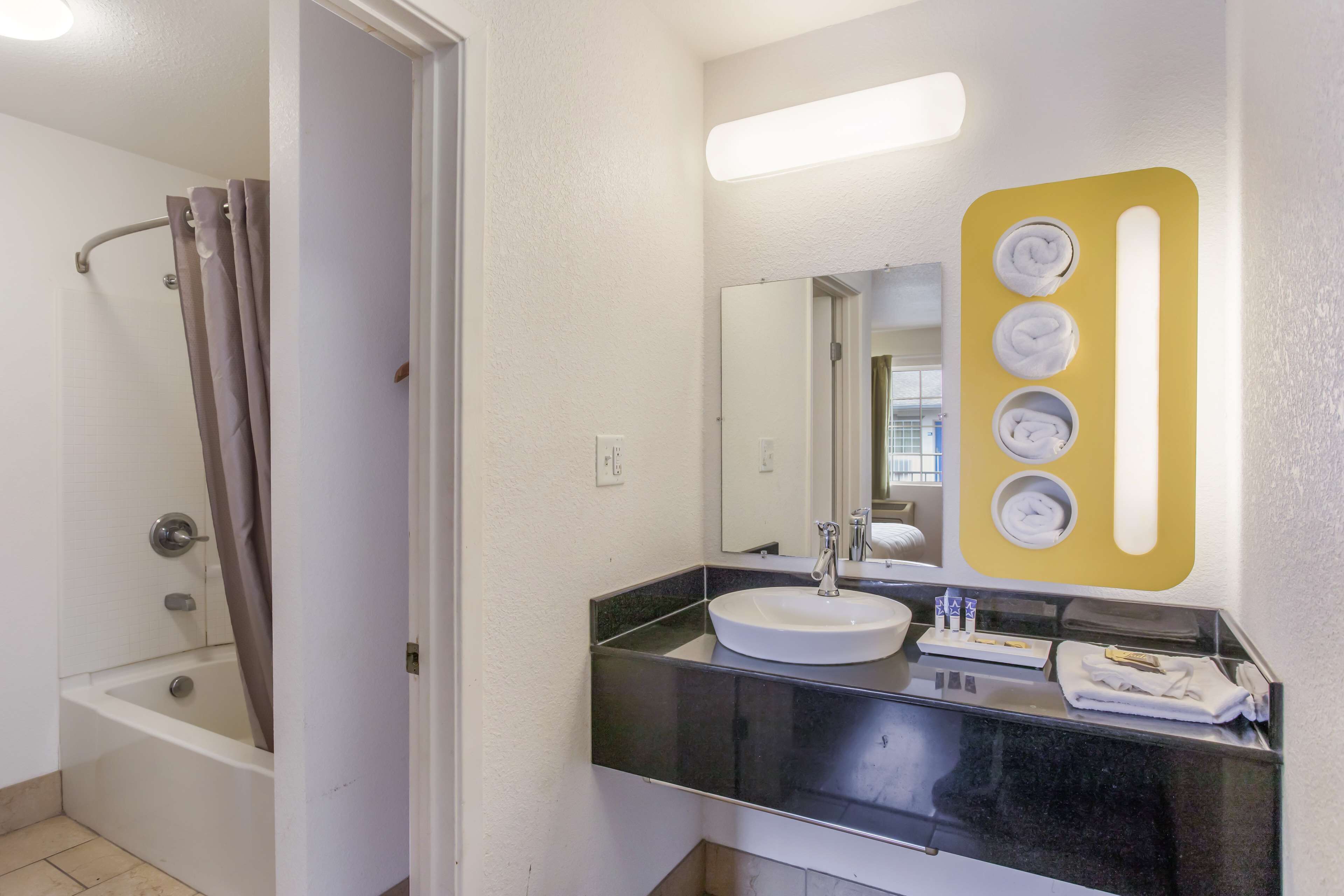 Room, 1 Queen Bed, Non Smoking | Iron/ironing board, free WiFi, bed sheets