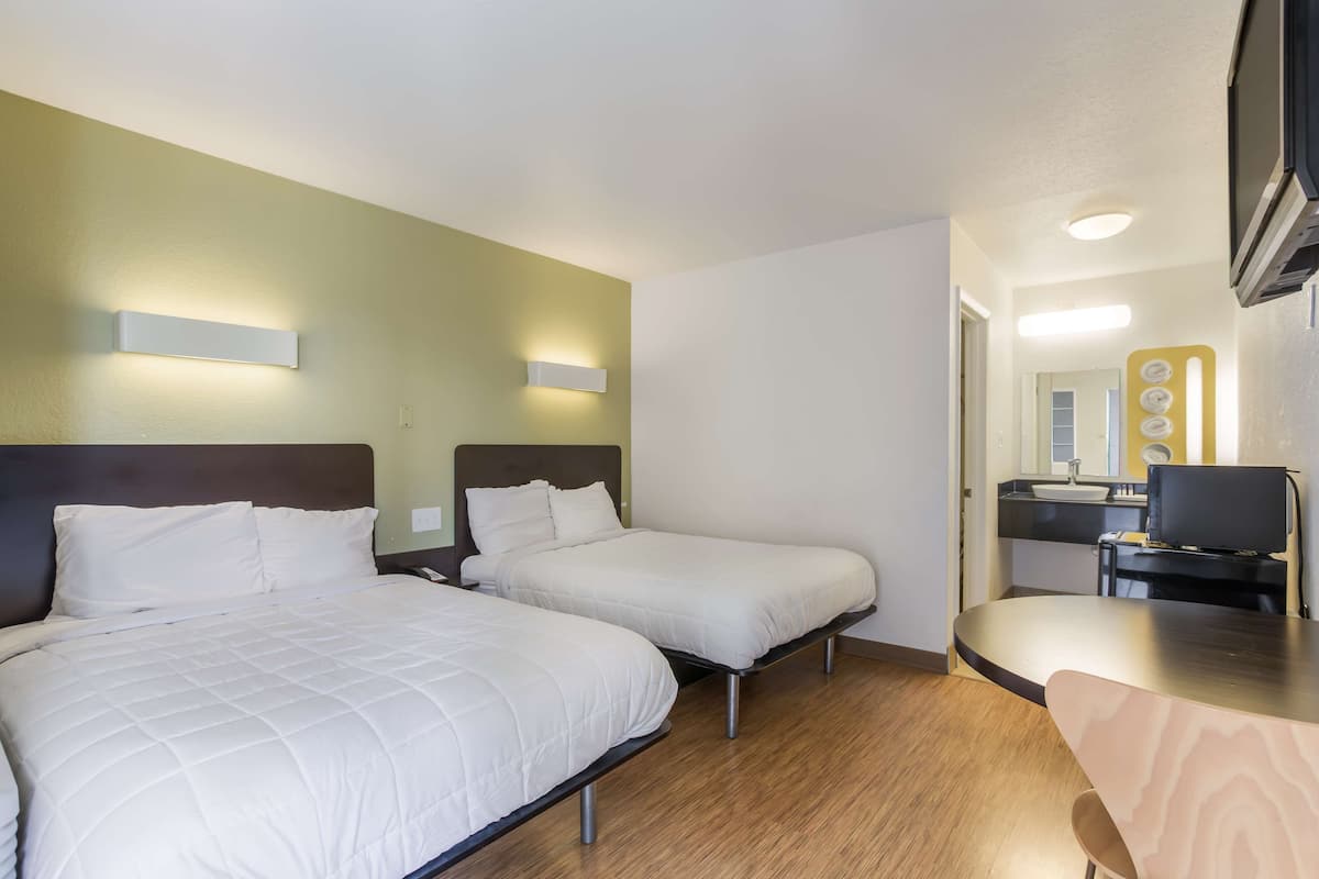 Tabla de planchar con plancha, wifi gratis, ropa de cama