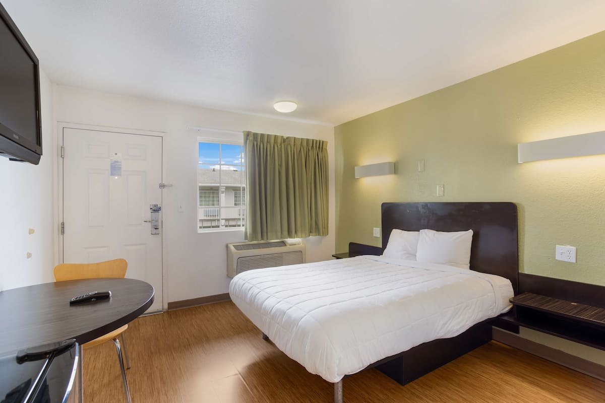 Habitación, 1 cama de matrimonio, fumadores | Tabla de planchar con plancha, wifi gratis, ropa de cama