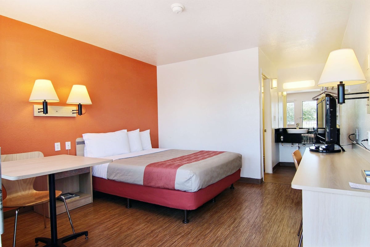 Desk, free WiFi, bed sheets