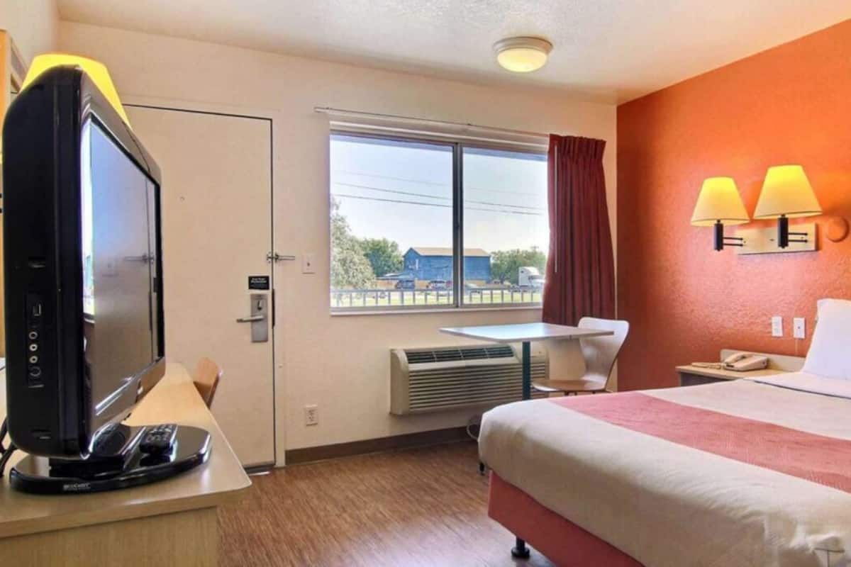 Desk, free WiFi, bed sheets