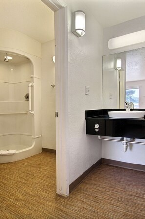 Combined shower/bathtub, towels - Motel 6 San Angelo, TX (San Angelo)