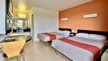 Skrivebord, wi-fi (inkludert) og sengetøy