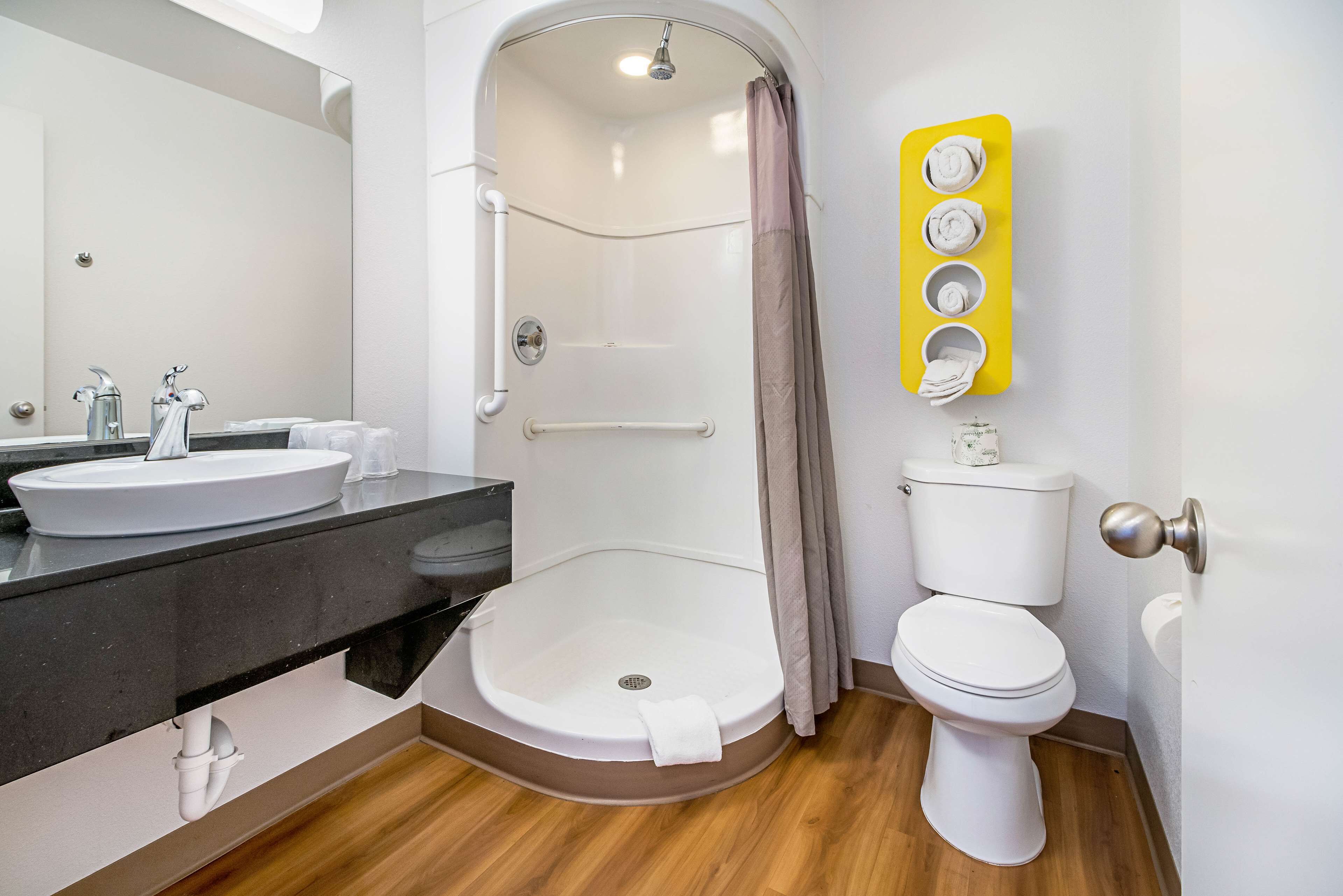 Combined shower/bathtub, towels