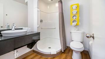 Combined shower/bathtub, towels