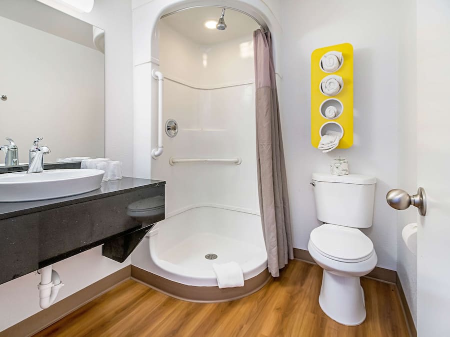 Combined shower/tub, towels